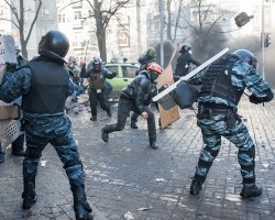 Бойцы внутренних войск массово сдаются протестующи