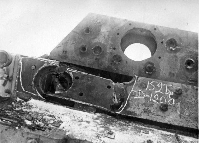 Попадания от чудовищной пушки СУ-152