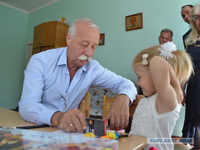 «Первый канал» отказался от «Пока все дома» из-за скандала с сиротами