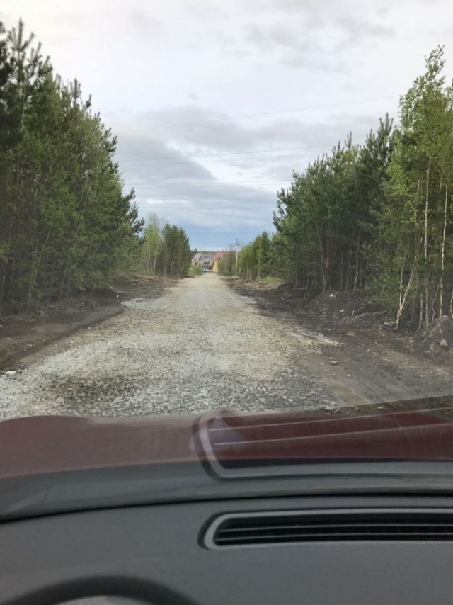 Жители поселка под Екатеринбургом скинулись и сами положили асфальт на дороге