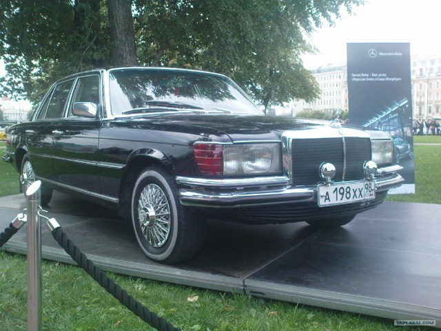 Авто Вернисаж на Неве.