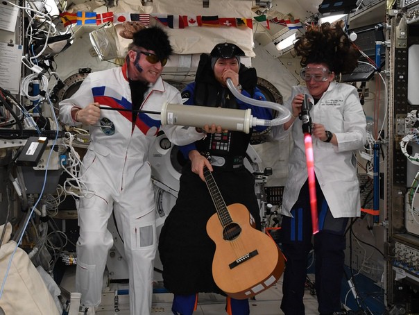 РПЦ обвинила уральского космонавта в разрушении страны из-за костюма на Хэллоуин.