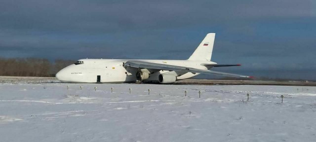 Грузовой самолёт Ан-124 «Руслан» выкатился за пределы полосы во время аварийной посадки в Новосибирске