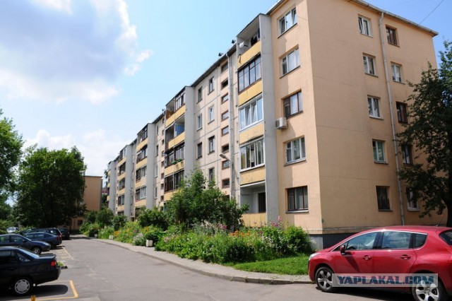 35 подъездов, 3708 квартир и огромная парковка вместо двора — добро пожаловать в город-дом, главный "человейник" всея Руси