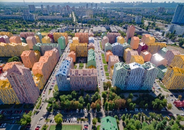 В Киеве женщина распилила лавки, чтобы не было посиделок под окнами квартиры