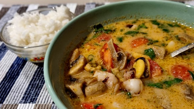 Том Кха Кунг — острый суп на кокосовом молоке с креветками
