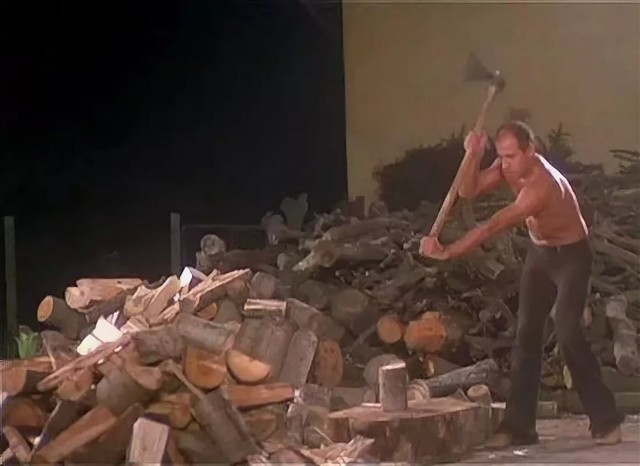 Чиновник учит, как правильно колоть дрова