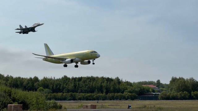 Опытный образец российского импортозамещенного самолета SJ-100 совершил первый полет, сообщил Минпромторг РФ