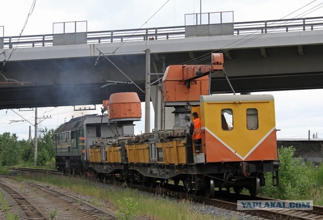 вагон на рельсах. сход вагонов. сошедшая с рельсов 2. поезд на рельсах. столкновение поезда с грузовиком.