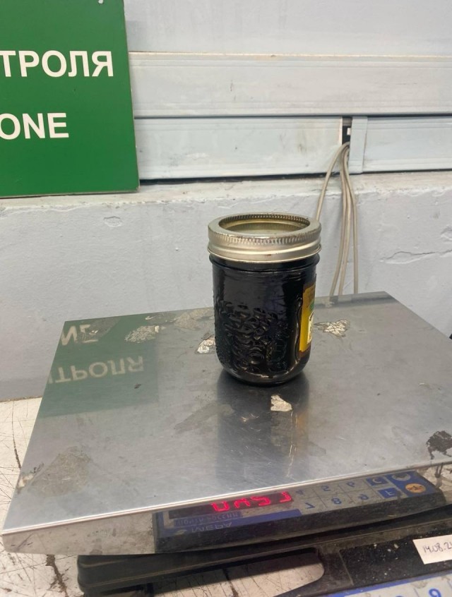 Пенсионерку из Подмосковья задержали с банкой гашишного масла из Таиланда.