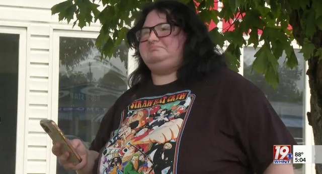 19-летнюю жительницу Алабамы ударила молния через телефонную зарядку, пока она лежала в кровати и листала соцсети во время грозы