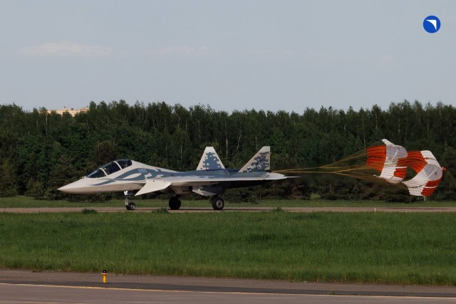 ОАК впервые подняла в воздух двухместный Су-57