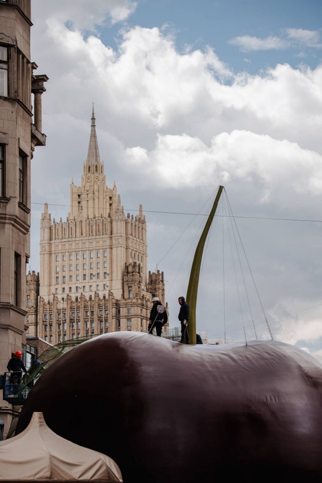 Московские власти установили в центре столицы огромную черешню