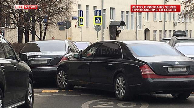 Два Maybach не поделили дорогу в центре Москвы