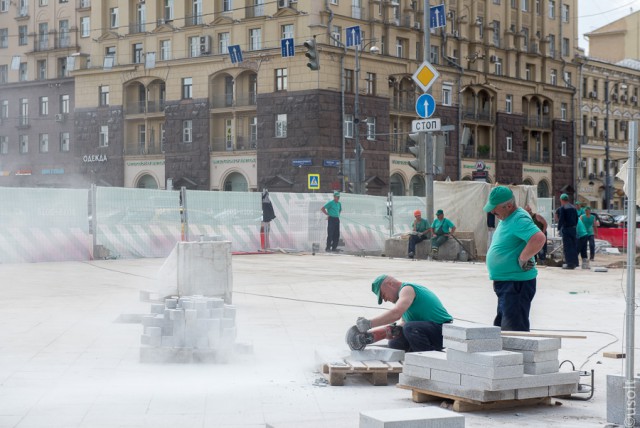 Археологические работы на Тверской в Москве: докопались до деревянных мостовых!