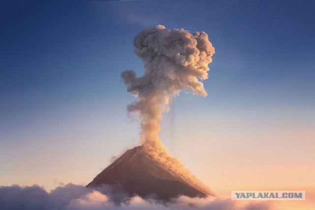 Фото извержение вулкана на фоне млечного пути