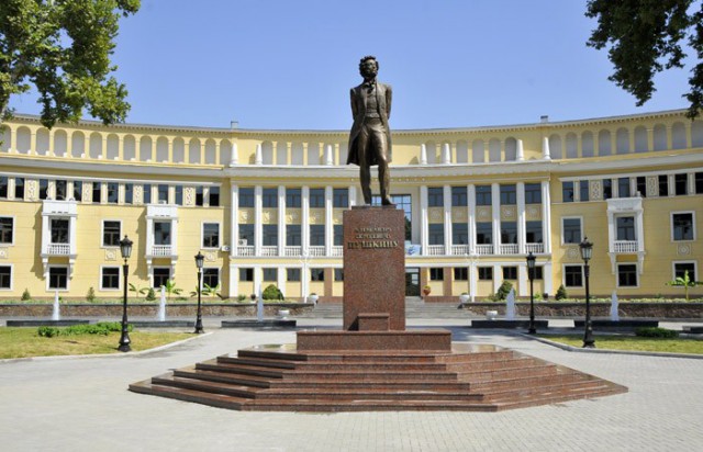 Навальный заявил, что в Узбекистане, "естественно", никто не знает Пушкина. Вот, что ему ответили жители страны