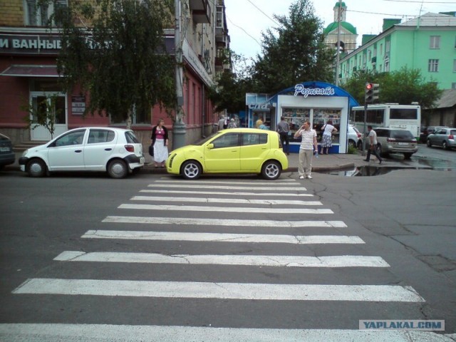 Дама на серой Мазде