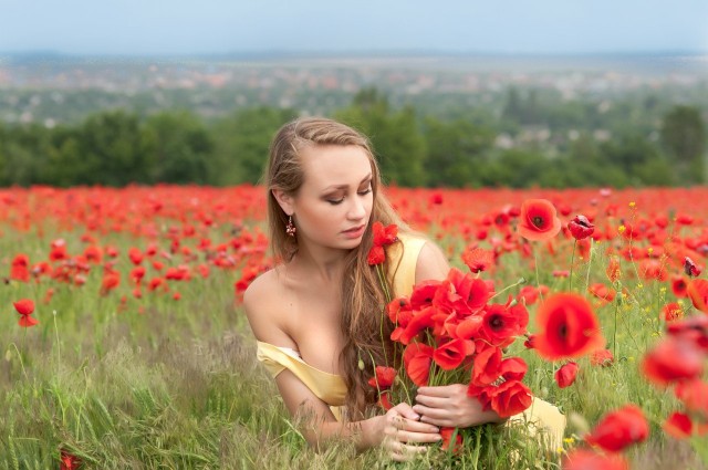 Красивые девушки в лугах, полях и прочих сельскохозяйственных угодьях