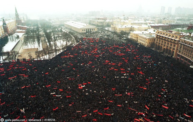 Тысячи людей идут в центр Минска