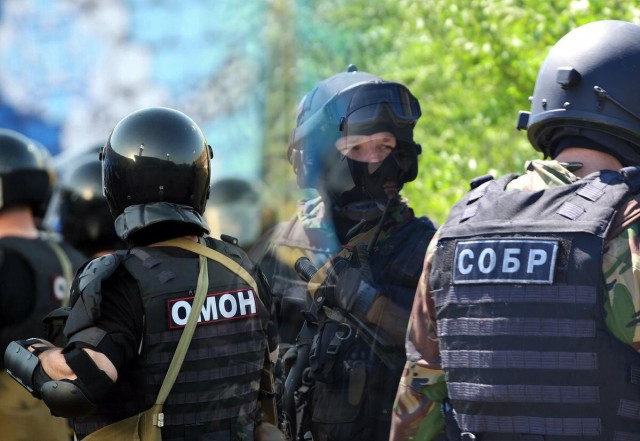 В Чечне сотрудники СОБР и ОМОН устроили перестрелку около кафе — погибли двое человек, ещё трое получили ранения