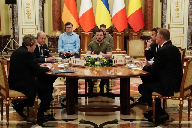 "Немедленно наделить Украину статусом кандидата"