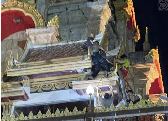 На Пхукете россиянин залез на пагоду и просидел там несколько часов