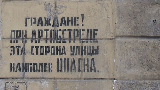 Автобусные остановки в Белгороде начали укреплять бетонными блоками и мешками с песком