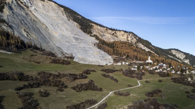 Швейцарии снова угрожает оползень — в этот раз в деревне Бриенц