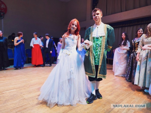 Танцевальная вечеринка в стиле средневековья и барокко собрала гостей всех возрастов в Пущине