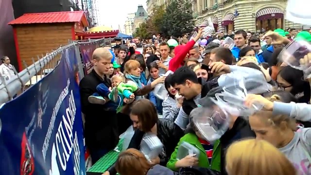 В день города Томска, местная кондитерская фабрика раскидала в толпу 150 килограммов пирожного «картошка»
