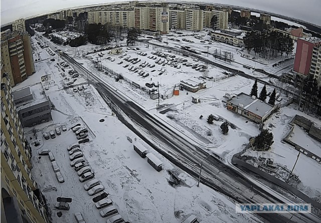 Давайте фото у кого какой вид из окна на оживленные улицы городов в настоящий момент