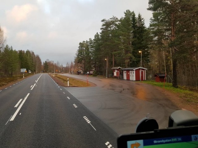 «Душ принимаю прямо в прицепе». Дальнобойщик рассказал, каково жить в фуре неделями