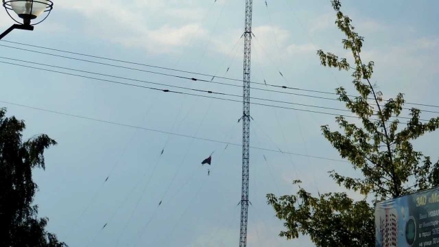 В Краснодаре парашютист из лётного училища не рассчитал траекторию и приземлился на кондиционер одного из домов