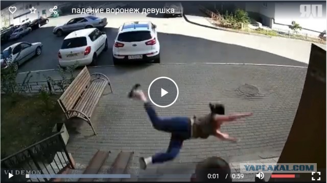 В Воронеже девушка выпала из окна и едва не приземлилась на выходившего из подъезда мужчину
