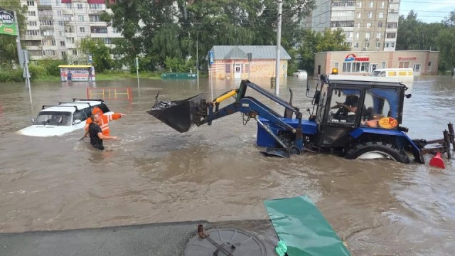 Маленький супергерой расчищал забитые мусором ливнёвки после ливня в Барнауле