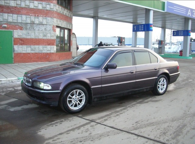 Кто все эти люди, которые плачут по V8, но сами ездят на 1.6?