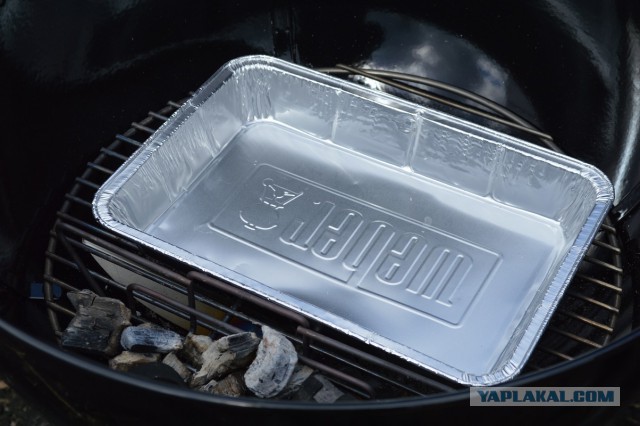 Копченые свиные ребрышки барбекю.