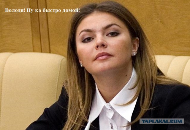 А девчонки в кубанках времени зря не теряют!