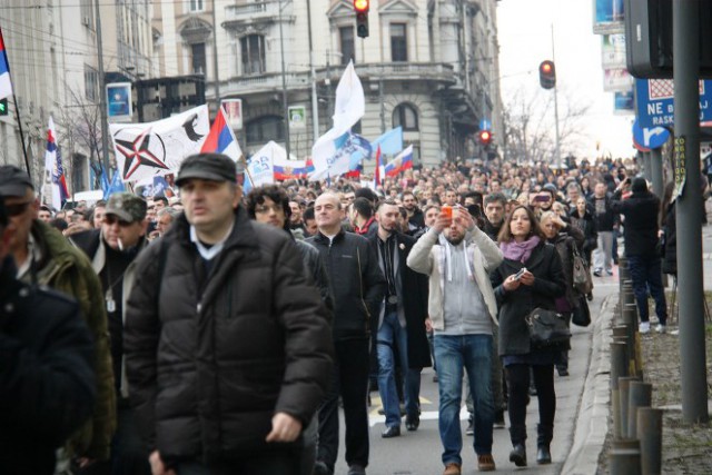 В центре Белграда звучит "Вставай, страна огромная!"