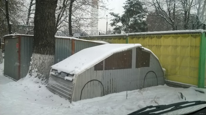 Cybertruck, собранный в гараже, разъезжает по дорогам Москвы