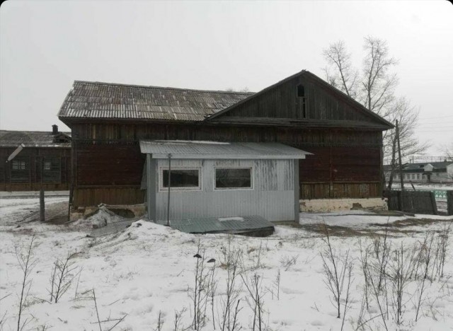 "Светлый, тёплый": Школьникам построили уличный туалет с дырами в полу за несколько сотен тысяч рублей