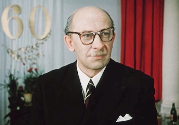 В советские годы на пенсию провожали с почестями, еще и подарки дарили