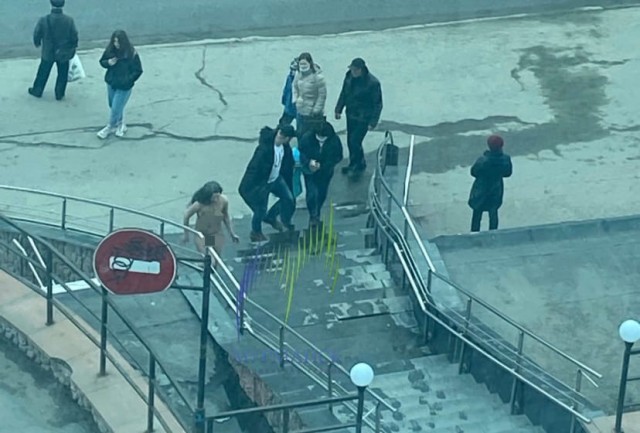 По Мурманску бегает голая девушка