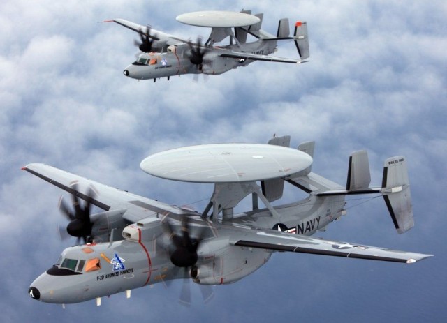 Самолет Grumman E-2D заходит на посадку на атомный авианосец