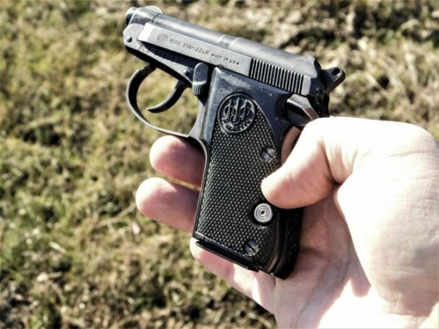 Beretta 21A - кому понадобился пистолет с заряжанием как у ружья?