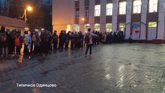 Задержанная после нападения в петербургской школе охранница признаёт вину. Школьник молчит