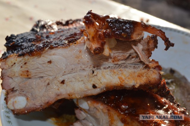 Копченые свиные ребрышки барбекю.