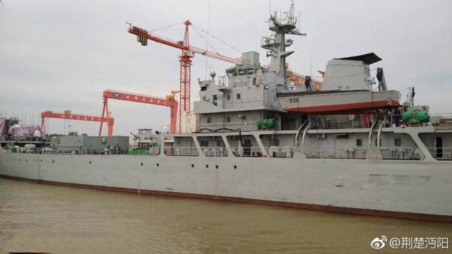 На китайском корабле установили огромную пушку неизвестного типа.
