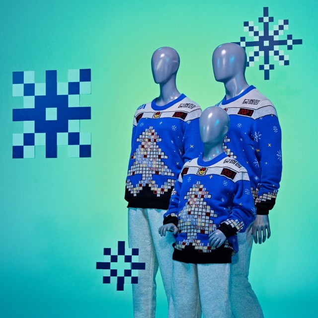 Традиционный «уродливый» рождественский свитер от Microsoft — на этот раз посвящённый «Сапёру»